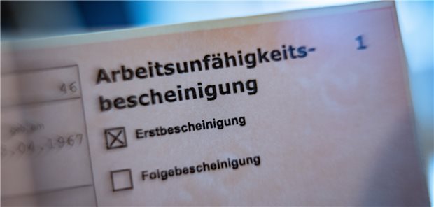 eAU 37 Millionen Mal versendet, gut 21 Millionen Abrufe von Arbeitgebern Eine von einem Arzt ausgestellte Arbeitsunfähigkeitsbescheinigung.