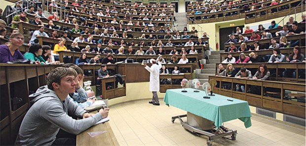 Streit zwischen Land und Ärztetag Anatomievorlesung an der Universität – hier in Leipzig. In Bayern entstehen neue Medizinstudienplätze.