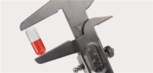 Eine Zange mit einer Tablette