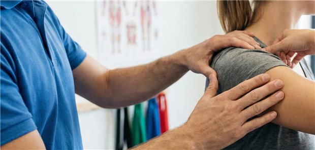 Anders als bei Disease-Management-Programmen gibt es in der Versorgung von Schmerzpatienten  oft keine Aufgabenteilung, keine systematischen Schulungen oder regelmäßigen Termine unabhängig von Schmerzspitzen, so Expertin  Cornelia Straßner. Die QISA-Indikatoren setzten hier an und würden konkrete Orientierung geben. 