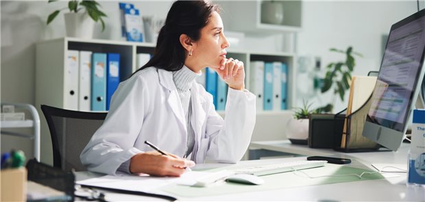 Eine Ärztin betrachtet auf ihrem Computer die Ergebnisse eines Risikokalkulators zur Einschätzung des Risikos eines Patienten für schwere unerwünschte Leberereignisse.