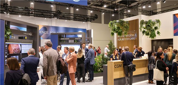 Andrang am Stand der CGM Deutschland AG während der DMEA 2025: Die Anbieter von Praxisverwaltungssystemen zeigen aktuell, welche neuen Anwendungen unter anderem durch KI in den Praxen demnächst Einzug halten können.