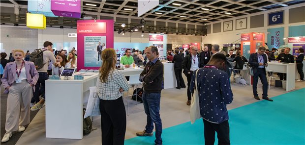 Andrang an den Ständen in den Messehallen in Berlin  bei der Gesundheits-IT-Messe DMEA. Laut Mitteilung der DMEA kamen mehr als 16.000 Besucherinnen und Besucher. 