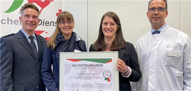 Klinikum Leverkusen tritt Präventionsnetzwerk bei Andre Niewöhner (#sicherimDienst), Jessica Odenthal (Klinikum Leverkusen, Anne Herr (#sicherimDienst) und Professor Marc Busche (Klinikum Leverkusen) (v.l.n.r.) bei der Übergabe der Beitrittsurkunde an die Klinik-Vertreter.