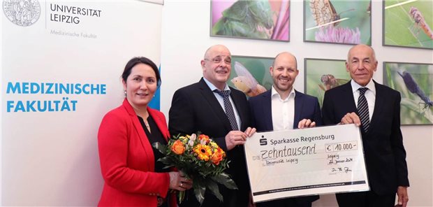 Auszeichnung für Forschung in der Krebsfeldtheorie Anerkennung für den Gynäkologen Dr. Benjamin Wolf (3.v.l.)