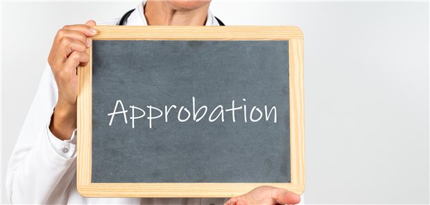 Urteil: Approbation darf bei „beharrlicher Steuerhinterziehung“ widerrufen werden Das Wort Approbation steht auf einem Bild, das eine Ärztin in die Kamera hält.