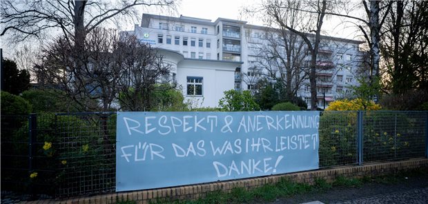 Anerkennung ist gut (hier ein Plakat vor dem Krankenhauses Bethel Berlin), noch besser wäre, die Länder finanzierten ihren vollen Anteil am Investitionsbedarf der Krankenhäuser.