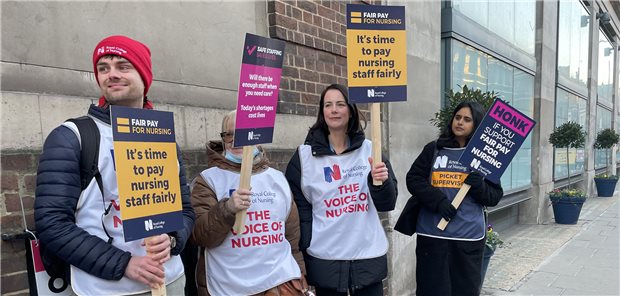 Streiks im britischen Gesundheitswesen: NHS-Mitarbeiter erneut im Ausstand Anfang Februar stehen Krankenschwestern und -pfleger als Streikposten vor dem St. Mary’s Hospital in London. Kommende Woche sind weitere Streiks dieser Berufsgruppe angekündigt. In dieser Woche haben Beschäftigte des Rettungs- und Notfallwesens Ausstände angekündigt.