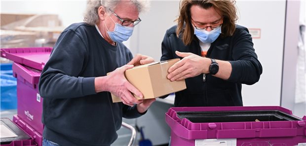 In Baden-Württemberg werden Tausende Corona-Impfstoffdosen vernichtet Anfang März haben Mitarbeiter der Apotheke des Klinikums Stuttgart die erste Lieferung des neuen Impfstoffs des US-Herstellers Novavax ausgepackt. Bei Impfdosen anderer Hersteller rückt in Baden-Württemberg das Ablaufdatum näher.