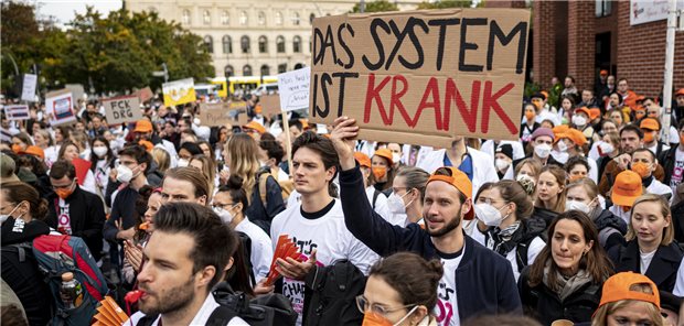 Anfang Oktober gingen in Berlin rund 1200 Ärztinnen und Ärzte der Charité auf die Straße. Nicht hauptsächlich für mehr Geld, sondern für Arbeitsbedingungen, die es ihnen ermöglichen, wieder gute Medizin zu machen.