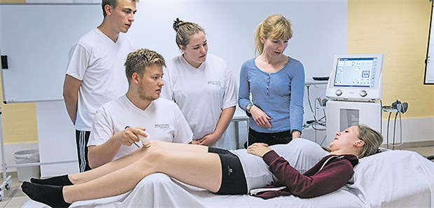 Arbeitskraft wird Mangelware Angehende Physiotherapeuten lernen am Ultraschallgerät. Auch bei ihnen könnte es bald Personalengpässe geben.