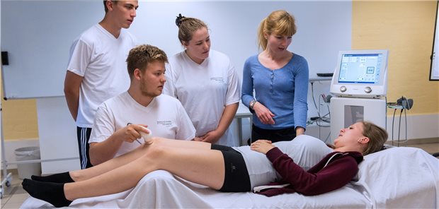 Angehende Physiotherapeuten lernen am Ultraschallgerät. Die Modellstudiengänge sollen bis Ende 2024 fortgeschrieben werden – bisher war Ende 2026 geplant.