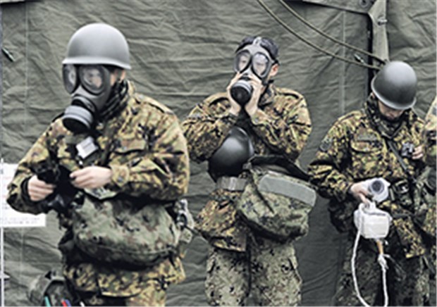 Strahlengefahr in Japan wächst Angehörige der japanischen Selbstverteidigungskräfte rüsten sich am Dienstag in Nihonmatsu in der Provinz Fukushima für radioaktive Dekontaminierungsmaßnahmen.