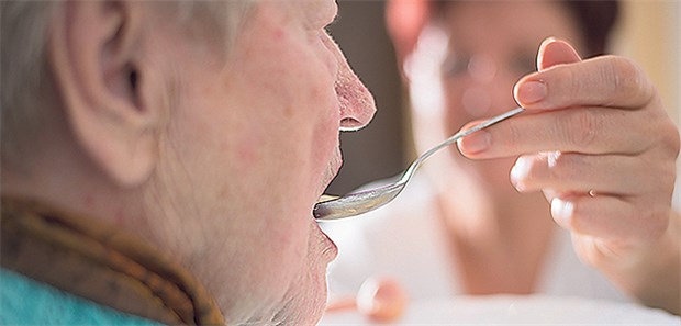 Oft im Stich gelassen Angehörige fühlen sich oft mit der Pflege überfordert.
