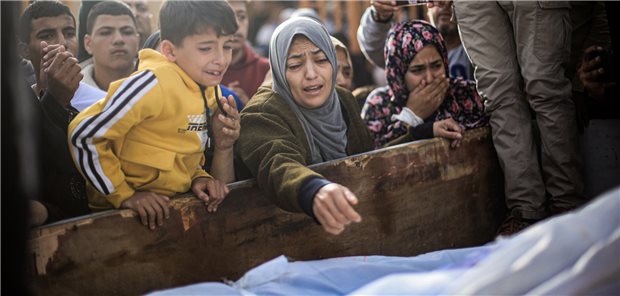 Ärzte ohne Grenzen: 70 Tote nach Luftangriff in Chan Junis Angehörige von Palästinensern, die bei einem israelischen Bombenangriff getötet wurden, trauern im Nasser-Krankenhaus in Chan Junis.