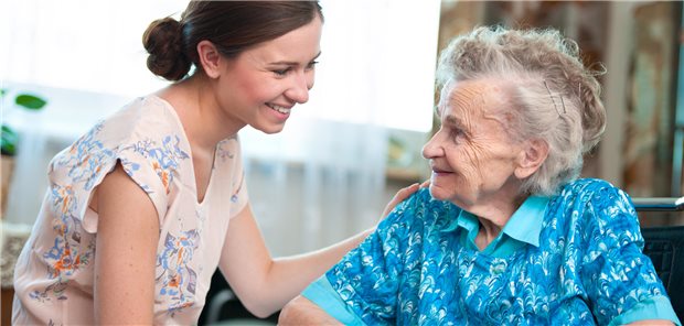 Angehörigen-Pflege: Aus der Union kommt der Ruf nach einer Kompensation in Form einer Lohnersatzleistung.