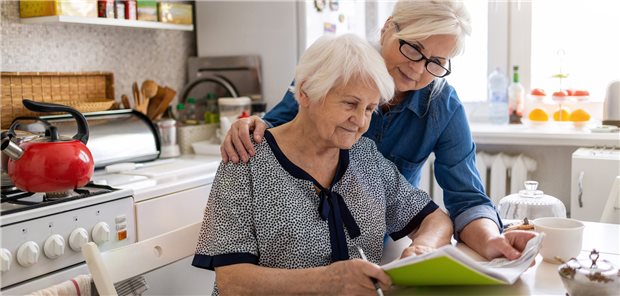 Angehörigenpflege: Die Ampelparteien wollen nun wohl doch ein flexibles Entlastungsbudget aus Leistungen der Kurzzeit- und der Verhinderungspflege einführen. (Symbolbild mit Fotomodellen)