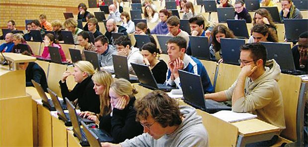 Welche Uni soll's denn bitte sein? Angekommen im Hörsaal. Nicht jeder Student kann sich seine Hochschule frei aussuchen.