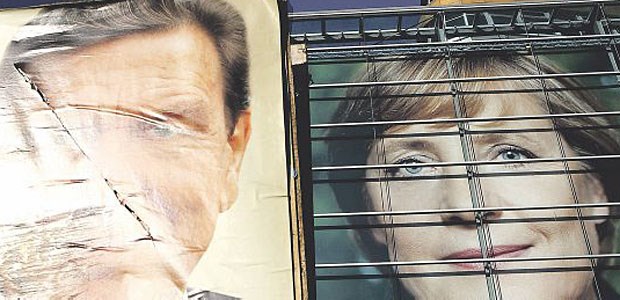 Schröder platt - Merkel wird Kanzlerin Angekratztes Image: Sein arrogantes Auftreten am Wahlabend hat Schröder Sympathien gekostet. Merkel blieb gelassen.
