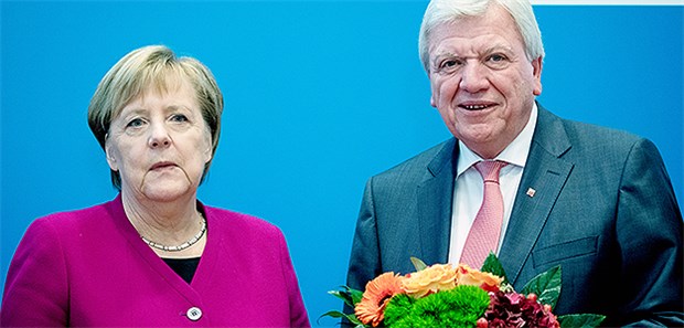 Stühlerücken nach Hessenwahl Angela Merkel, Bundeskanzlerin und Vorsitzende der CDU, und Volker Bouffier, stellvertretender CDU-Vorsitzender und Ministerpräsident von Hessen, am Tag nach der Landtagswahl in Hessen.