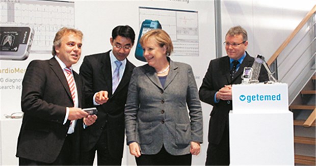 Das gut platzierte Lob der Bundeskanzlerin Angela Merkel und Philipp Rösler ließen sich beim Medica-Standrundgang Innovationen wie das duschfähige Langzeit-EKG von getemed zeigen. Mit im Bild getemed-Vorstandsvorsitzender Michael Scherf (l.) und Vorstand Robert Downes (r.).