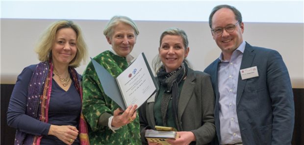 Johannes-Wenner-Forschungspreis für Mandy Laube Angela Zacharasiewicz, Vorstandsmitglied der Gesellschaft für Pädiatrische Pneumologie, Monika Gappa, Vorstandsmitglied der Deutschen Lungenstiftung, Preisträgerin Mandy Laube und GPP-Präsident Philippe Stock (v.l.) bei der Preisverleihung.
