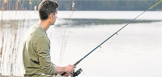 Fischkuss bringt Angler fast um Angelausflug mit Folgen: Ein Fisch landet im Rachen eines jungen Mannes und macht die Atemwege dicht.