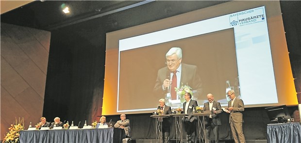 Bayerische Hausärzte wollen ihre Position stärken Angeregt diskutierten die Teilnehmer auf dem bayerischen Hausärztetag in Würzburg. Groß auf der Leinwand zu sehen: Der bayerische Hausärzteverbandschef Dr. Dieter Geis.