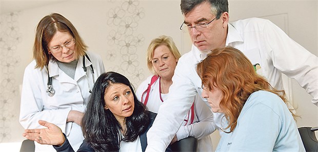Wertvoller Wissensaustausch Angeregte Diskussion: Beratungsapothekerin Antje Knobloch (2.v.l.) zusammen mit Dr. Petra Köhler, Dr. Natalya Engel,Dr. Andreas Huth und Schwester Anke Pipenburg.