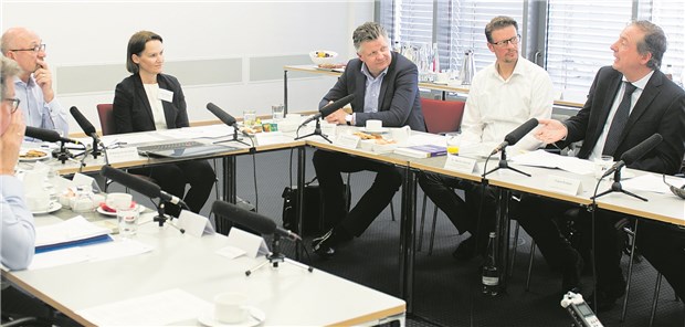 Disease Interception: innovative Form individualisierter Medizin Angeregte Diskussion (v.l.): Wolfgang van den Bergh, Dr. Dorothee Brakmann, Professor Frank Jessen, Dr. Christoph Bug, Dr. Martin Danner.