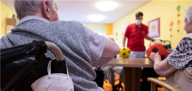 Soziale Pflegeversicherung läuft ins Defizit Angesichts eines Milliarden-Defizits im vergangenen Jahr befürchten die gesetzlichen Krankenkassen einen Beitragsanstieg der Pflegeversicherung bereits im ersten Halbjahr.
