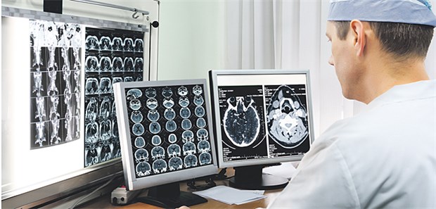 Angestellter oder freiberuflich tätiger Honorararzt? Das entscheidet sich letztlich an den Details des Honorararztvertrages - und damit auch, ob Sozialbeiträge für das Beschäftigungsverhältnis fällig werden oder nicht.