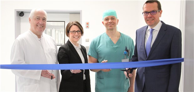 Umsatz und Gewinn im Lot Angetreten zur Eröffnung: Anfang April wurde am Sana Klinikum Offenbach ein neuer OP-Trakt in Betrieb genommen. V.l.n.r.: Professor Norbert Rilinger, ärztlicher Direktor, die kaufmännische Direktorin Melanie Zöller, OP-Manager Carlos Smart und Klinik-Geschäftsführer Sascha John.