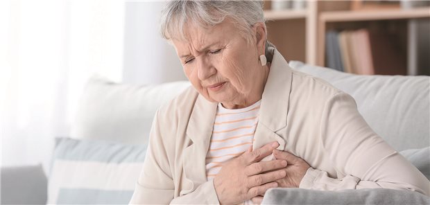 Eine Frau fässt sich ans Herz