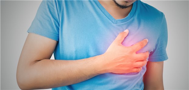 Mann greift sich an die Brust, die rötlich hervorgehoben ist.