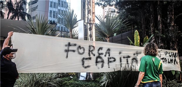 Bolsonaro: Der präsidiale Darmverschluss als TV-Ereignis Anhänger des brasilianischen Präsidenten entrollen vor dem Krankenhaus, in dem Bolsonaro behandelt wird, ein Transparent mit der Botschaft „Forca Capitan“ (der frühere Rang des Ex-Militärs).