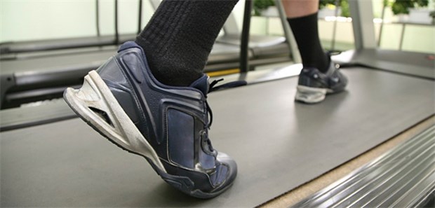 Fitte überleben eher einen Herzinfarkt Anhand eines Laufbandtests bewerteten Forscher die Fitness der Probanden.