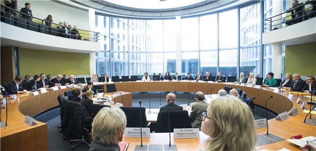 Drittes Pandemie-Gesetz: Verbände wollen Nachbesserung im Detail Anhörung im Gesundheitsausschuss des Bundestags – hier ein Motiv aus Vor-Corona-Zeiten.