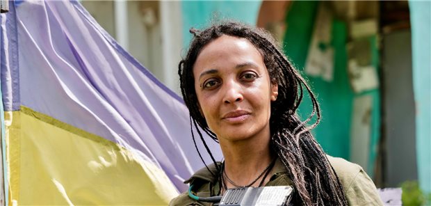 Anita, Sanitäterin der ukrainischen Armee, verteidigt ihre Heimat: „Als die Invasion begann, war es für mich sofort klar, was ich zu tun habe. Es geht um mein Land, um meine Stadt, es geht um unsere Freiheit.“