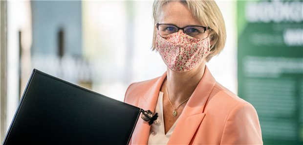 Deutschland soll Gesundheitsnation Nummer eins werden Anja Karliczek, Bundesministerin für Bildung und Forschung, mit Maske bei der Pressekonferenz zum „Aktivierungsprogramm“.