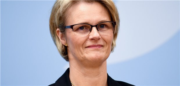Mit neuen Forschungszentren gegen Krebs Anja Karliczek (CDU), Bundesministerin für Bildung und Forschung, außer der Studienförderung will die Bundesregierung auch die Strukturen der Krebsforschung ausbauen.