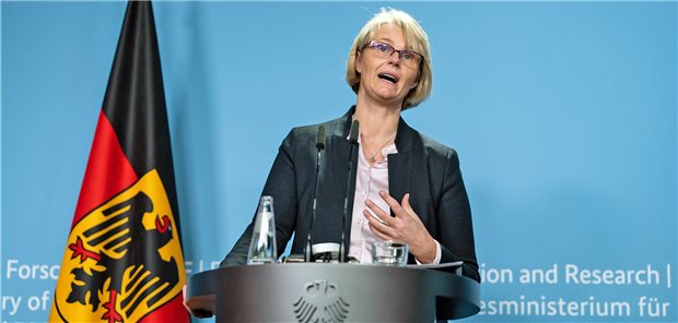 Bund will Erkrankungen im Kindes- und Jugendalter stärker erforschen Anja Karliczek (CDU), Bundesministerin für Bildung und Forschung, gibt in einer Pressekonferenz die Standorte der neuen Deutschen Zentren der Gesundheitsforschung für Psychische Gesundheit, sowie für Kinder- und Jugendgesundheit bekannt.