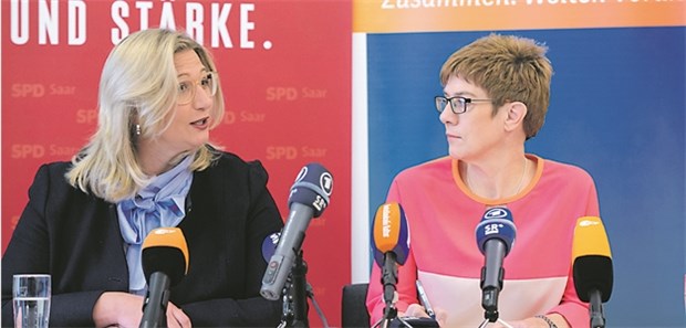 CDU und SPD einig über Rückkehr zur Parität Anke Rehlinger (SPD) und Annegret Kramp-Karrenbauer (re.), CDU, bei der Vorstellung des Koalitionsvertrags.