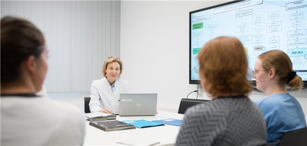 Anke Reinacher-Schick leitet seit 2021 als Direktorin die Klinik für Hämatologie und Onkologie mit Palliativmedizin am Katholischen Klinikum Bochum. Mit Patientinnen und Patienten ist sie immer gerne im Gespräch.