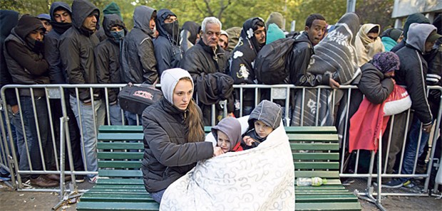 Ruf nach Dolmetschern Ankommende Flüchtlinge in Berlin. Ihre Gesundheitsversorgung von Migranten ist derzeit defizitär.