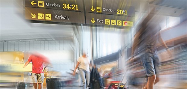 Ebola in USA! Ankunft an einem US-Flughafen: Medizinisches Personal soll Reisende mit Infektionsverdacht melden.