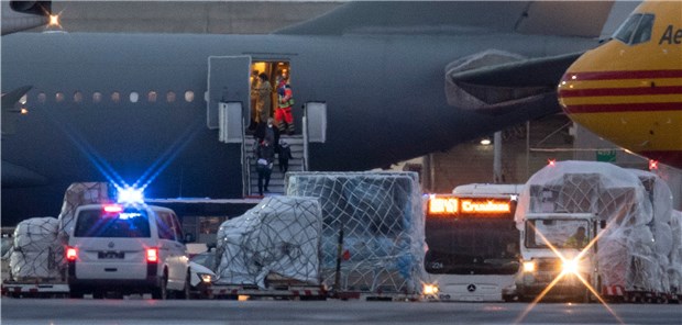 Eine Kaserne als Corona-Quarantänestation Ankunft des Airbus A310 „Kurt Schumacher“ der Luftwaffe mit den aus China zurückgeflogenen Deutschen. Nach einem kurzen medizinischen Check-Up auf dem Flughafengelände in Frankfurt ging es weiter in eine Kaserne nach Rheinland-Pfalz.
