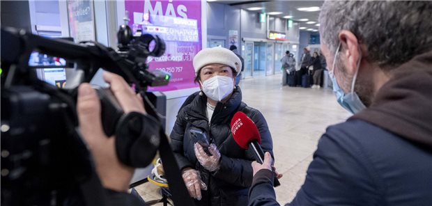 Corona: Was tun mit Einreisenden aus China? Ankunft einer Passagierin aus China auf dem Flughafen Adolfo Suarez Madrid-Barajas. Angesichts rasant steigender Corona-Zahlen in China verlangt Spanien von Reisenden aus der Volksrepublik bei der Einreise einen Corona-Test oder eine vollständige Impfung. Deutschland verlangt dies derzeit nicht.