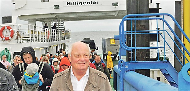 Der Doc kommt mit der Fähre Ankunft von Dr. Gerhard Steinort auf der Hallig. Alle 14 Tage kümmert er sich gemeinsam mit einem weiteren schon pensionierten Kollegen um die medizinische Versorgung der rund 100 Halligbewohner.