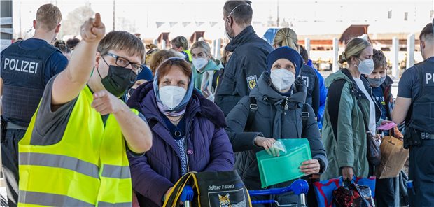 Ankunft von Flüchtenden aus der Ukraine in Cottbus: Hilfsbereitschaft ist das Gebot der Stunde, aber auch das Screening auf Infektionen sollte nicht zu kurz kommen.